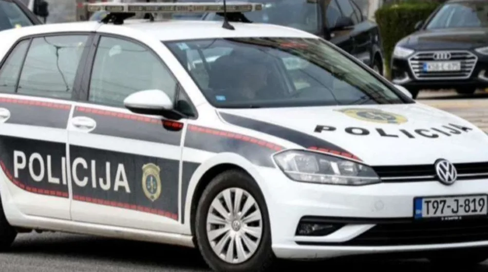 Bijelo policijsko vozilo marke Volkswagen Golf sa natpisom 'POLICIJA' i policijskim grbom sa strane.