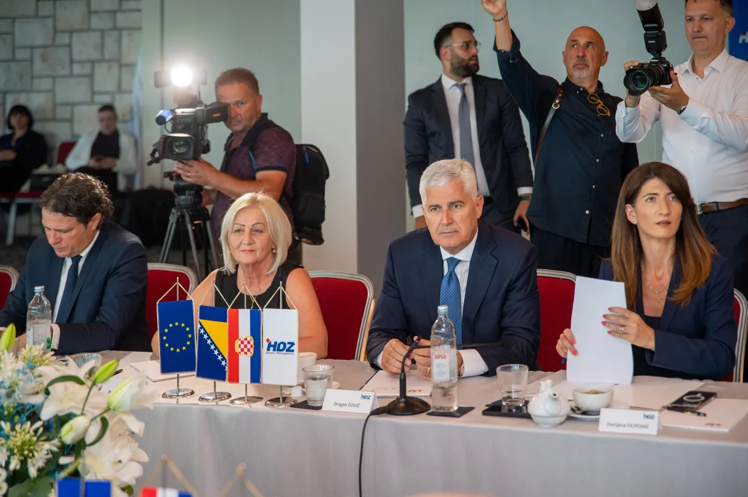 Politički sastanak sa zastavama Evropske unije, Bosne i Hercegovine i Hrvatske te HDZ-a BiH.