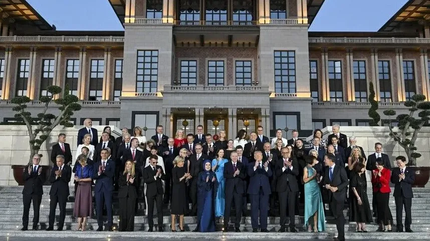Grupa lidera i delegacija pozira ispred predsedničke palate.