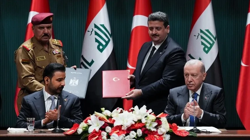Turski predsjednik Recep Tayyip Erdoğan i visoki zvaničnik Iraka tokom ceremonije potpisivanja sporazuma.