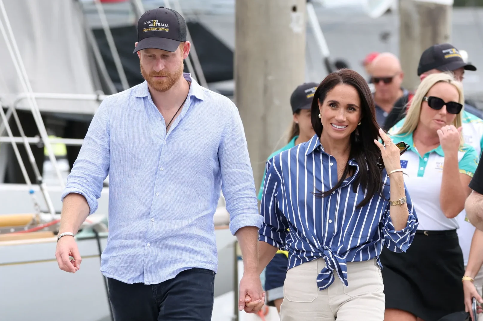 Princ Harry i Meghan Markle drže se za ruke dok hodaju