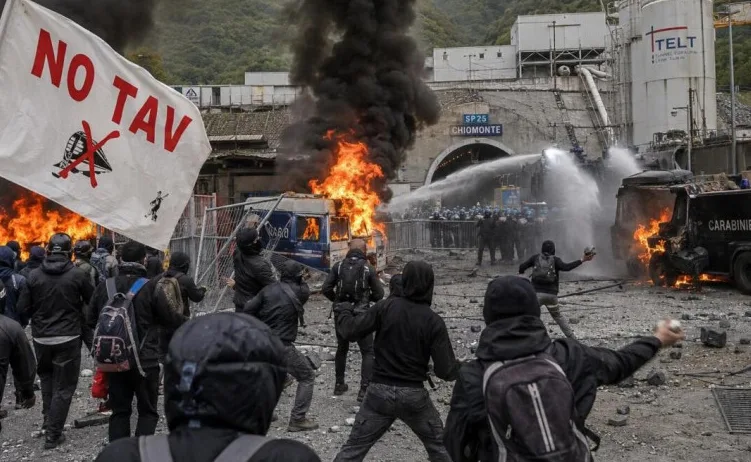 Protestanti u Italiji bacaju kamenje i pale vozila tokom sukoba sa policijom, noseći transparent "NO TAV".