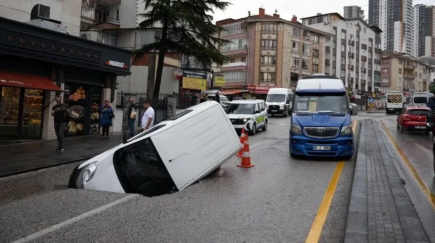 Bijeli kombi propao je u veliku rupu na asfaltu gradske ulice, ostavši nagnut pod uglom.
