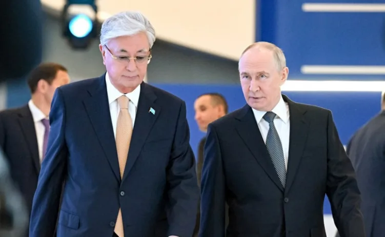 Vladimir Putin i Kassym-Jomart Tokayev u crnim odijelima