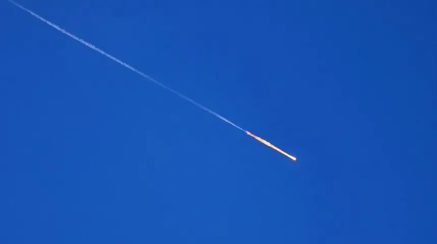 Raketa koja gori na nebu