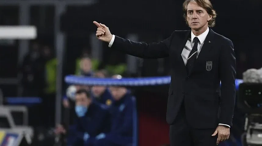 Roberto Mancini, selektor Italije, pokazuje prstom na utakmici