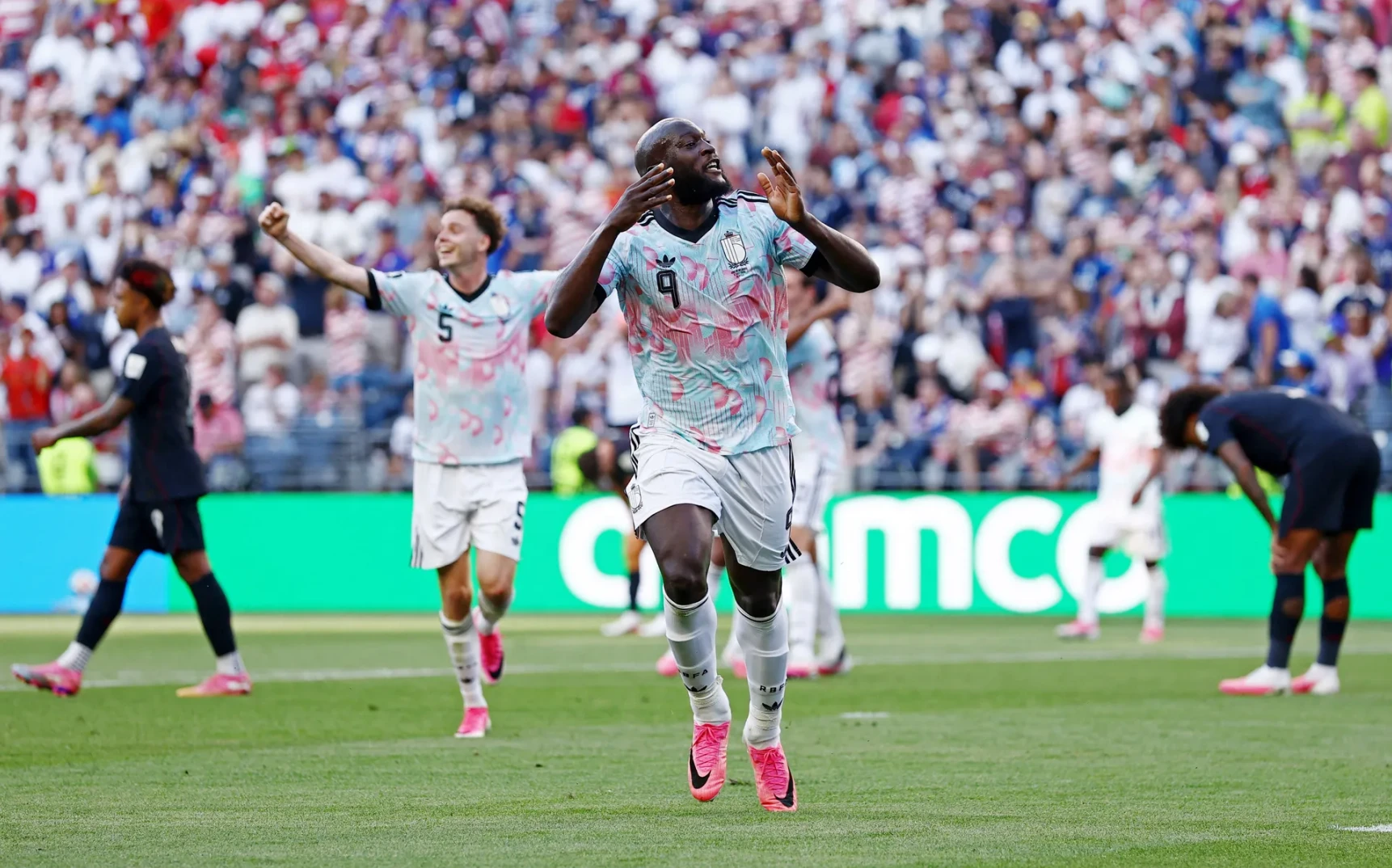 Romelu Lukaku, noseći dres sa brojem 9, slavi postignuti gol na fudbalskoj utakmici.