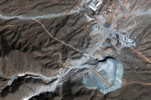 Satellitski snimak otvorenog rudnika sa infrastrukturama