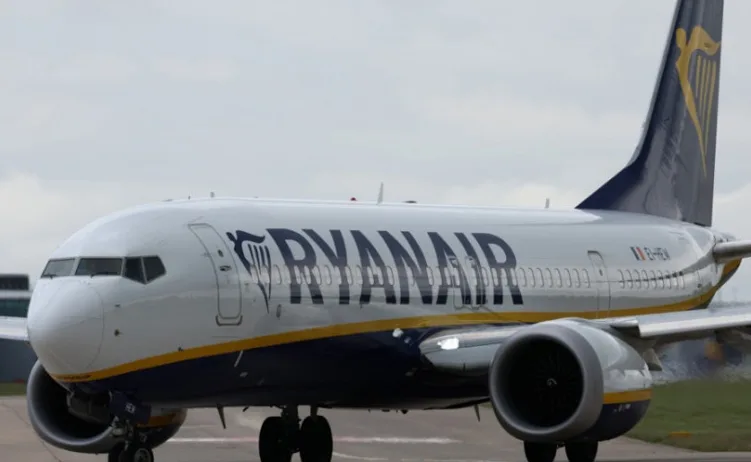 Avion kompanije Ryanair na aerodromu, s logom kompanije i žutim detaljima.