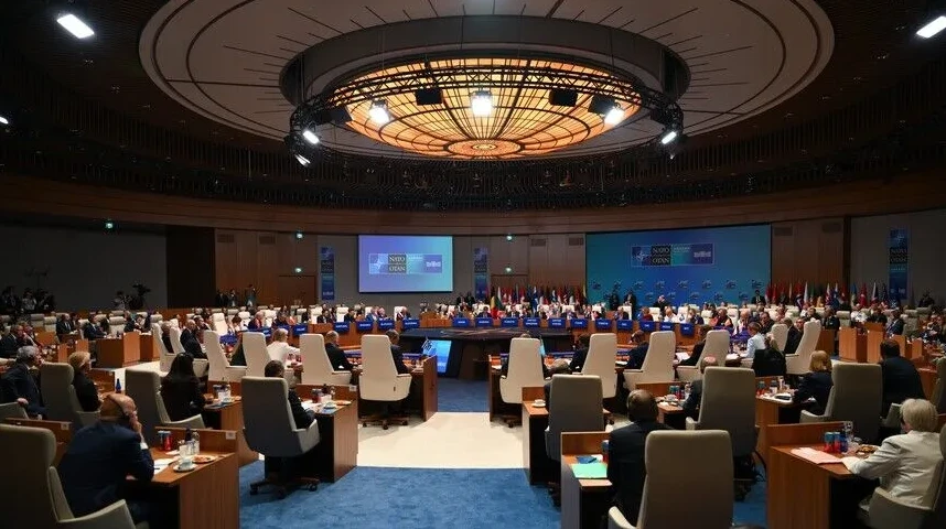 Velika dvorana za sastanke NATO-a sa zastavama država članica i prisutnim delegatima