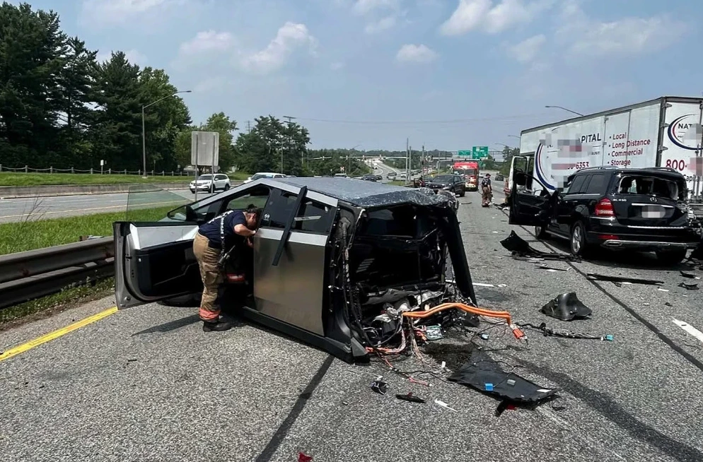 Teška saobraćajna nesreća na autoputu sa uništenim Tesla Cybertruckom i Mercedesom GL klase, vatrogasac pregleda oštećenja na Cybertrucku.