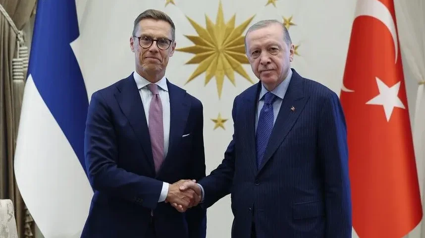 Recep Tayyip Erdoğan i Sauli Niinistö se rukuju ispred zastava Turske i Finske.