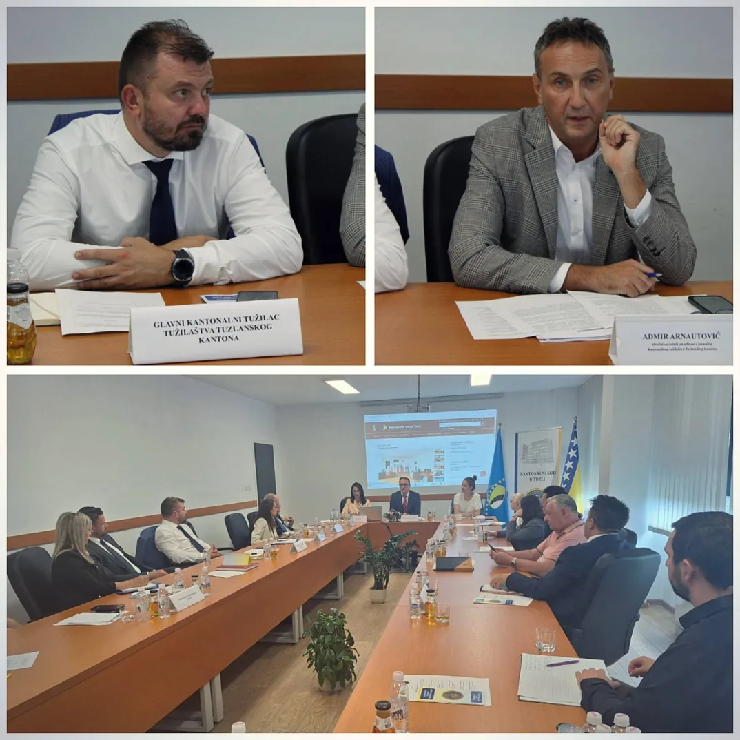 Grupa ljudi sjedi za dugačkim stolom na sastanku, s istaknutim glavnim kantonalnim tužiocem i Admirom Arnautovićem.