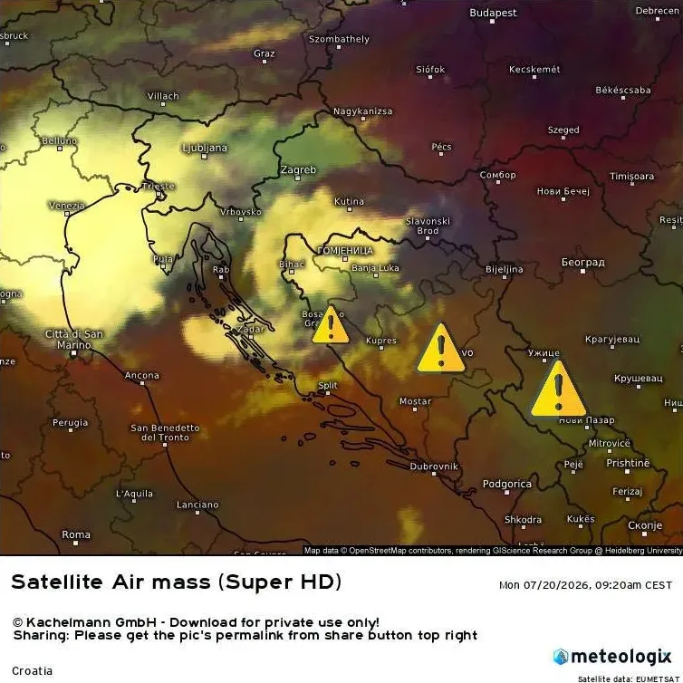 Satelitski snimak prikazuje kretanje zračne mase (Super HD) iznad Balkana, s naglašenim područjima na kojima su prisutni upozoravajući žuti trouglovi s uzvičnikom.