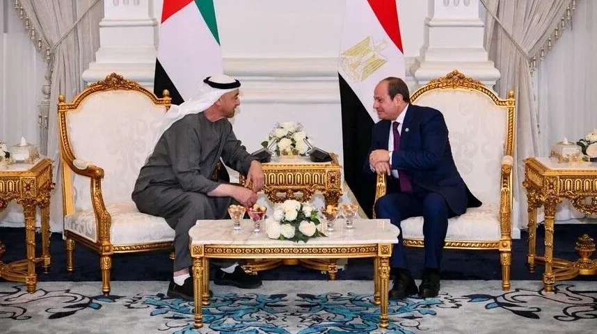 Predsjednik Egipta Abdel Fattah el-Sisi sjedi sa šeikom Mohammedom bin Zayedom Al Nahyanom u Abu Dhabiju.