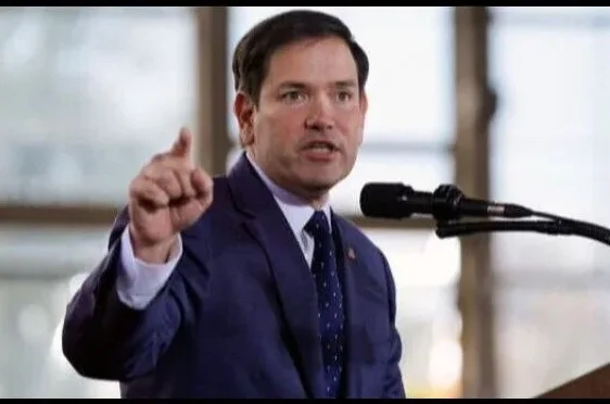 Senatori Marco Rubio drži govor i pokazuje prstom u kameru ispred mikrofona.