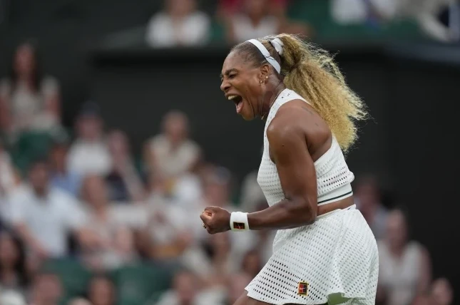 Serena Williams viče od uzbuđenja i stisne pesnicu dok slavi poen na teniskom meču.
