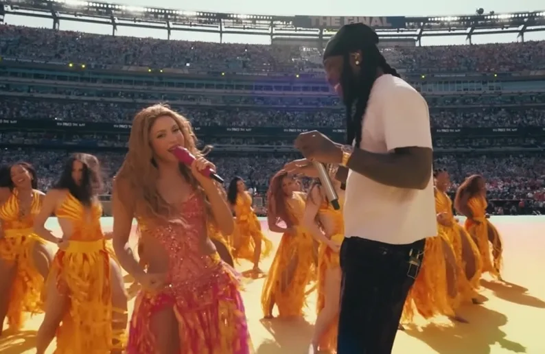 Shakira i J Balvin izvode zajedničku pjesmu na Super Bowl poluvremenskoj predstavi sa plesačima iza njih.