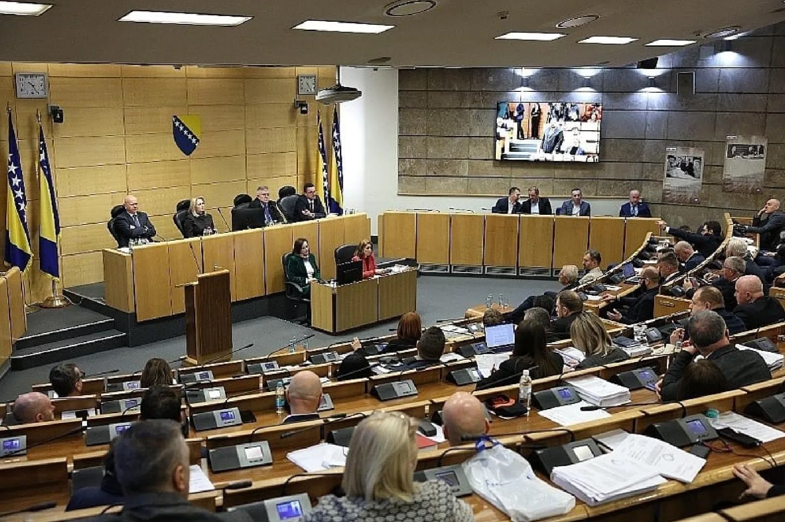 Sjednica skupštine Bosne i Hercegovine sa zastavama i zastupnicima