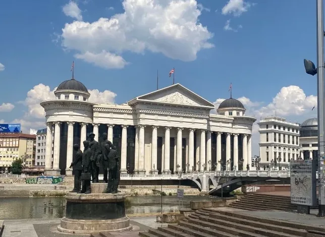 Spomenik Borcima u Skoplju ispred Muzeja Makedonije