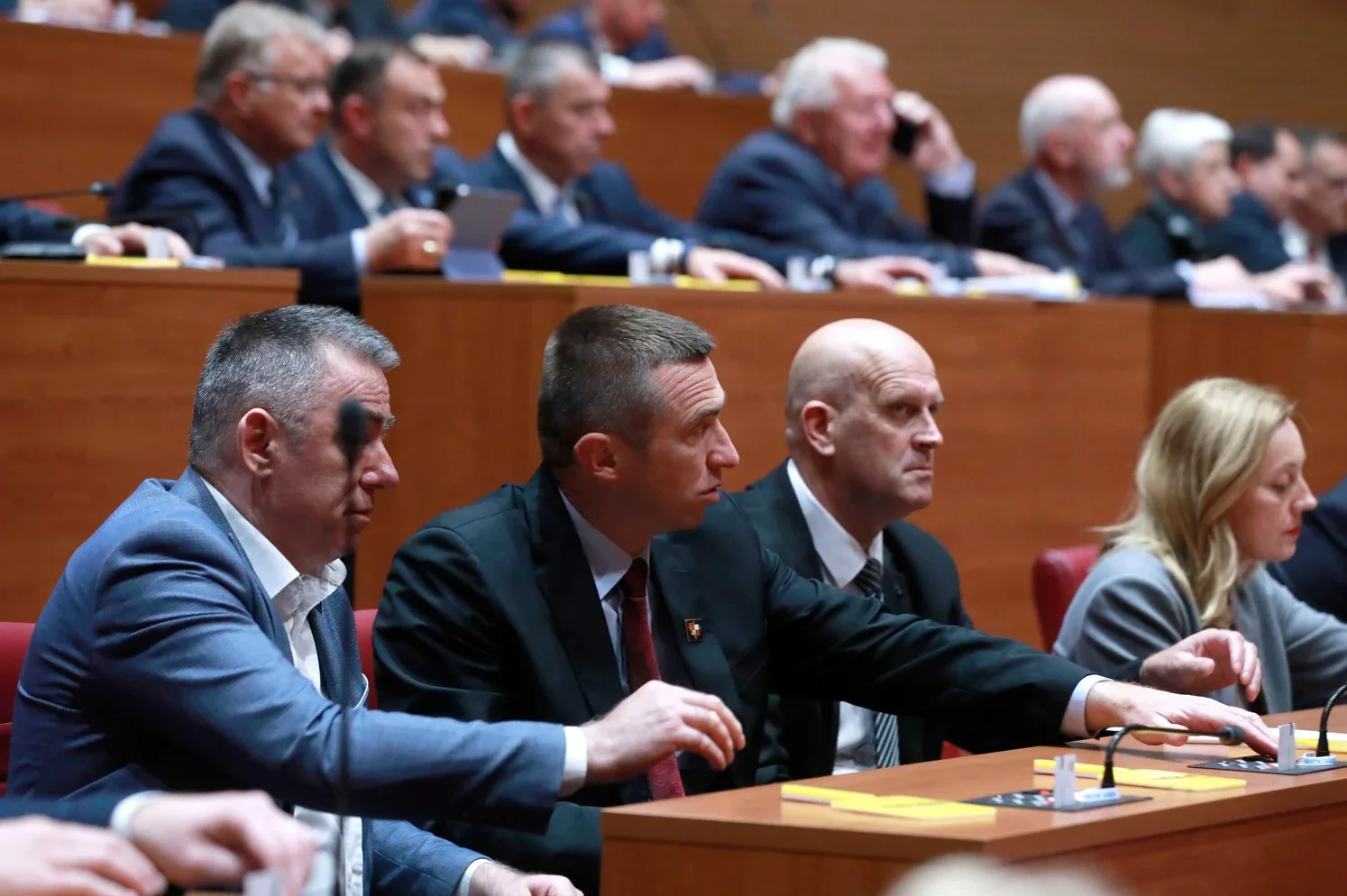 Skupština ili sjednica sa više ljudi koji sjede u redovima.
