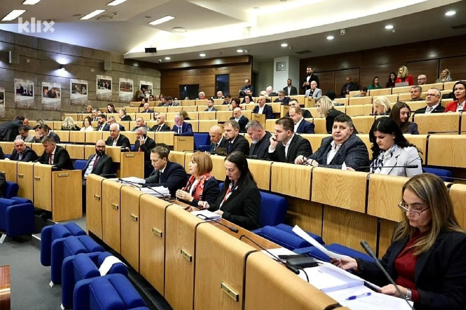 Zgradom Narodne skupštine Republike Srpske u Banjaluci, članovi i članice prisustvuju sjednici.