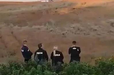 Policajci gledaju u daljinu