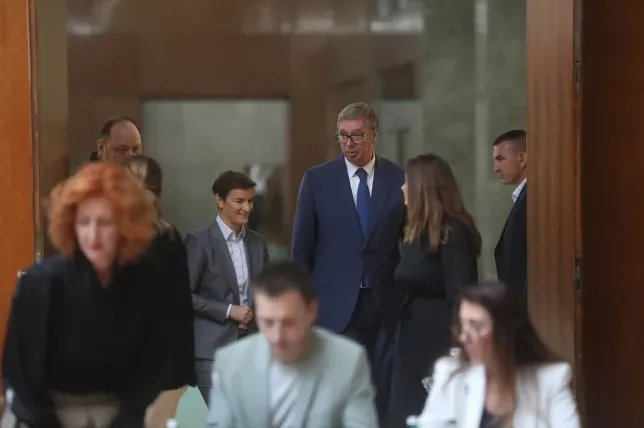 Aleksandar Vučić i Ana Brnabić razgovaraju sa ostalim učesnicima skupa.