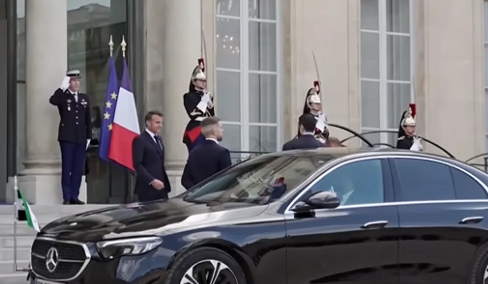 Emmanuel Macron pozdravlja delegaciju ispred Elizejske palate