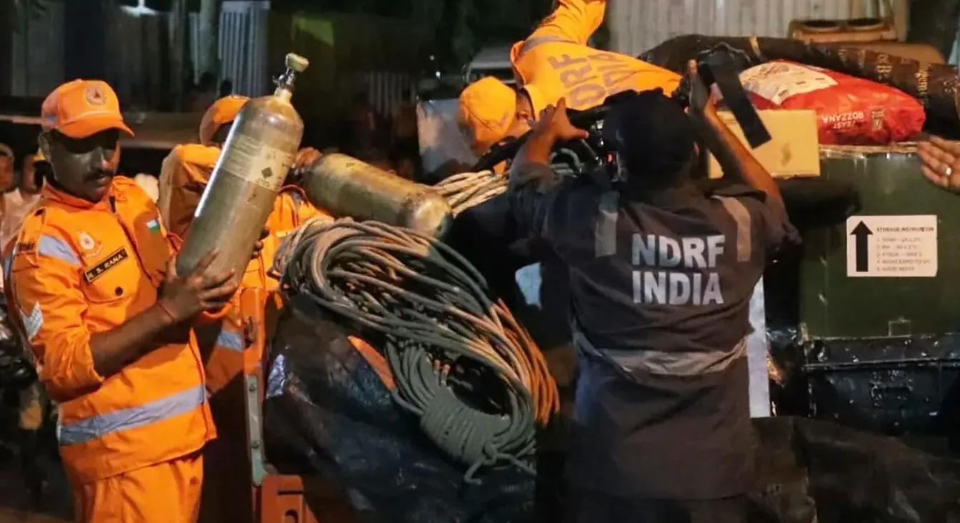 Spasioci Nacionalne grupe za odgovor na katastrofe (NDRF) u Indiji nose opremu za reagovanje, uključujući boce s kisikom i užad.