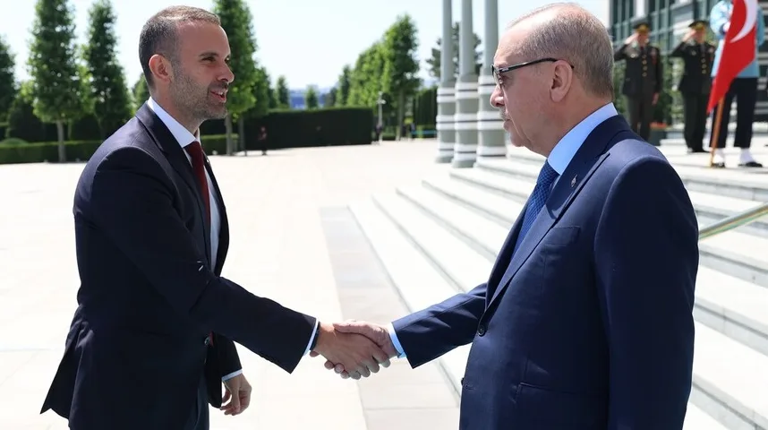 Recep Tayyip Erdoğan i premijer Sjeverne Makedonije Zoran Zaev se rukuju.