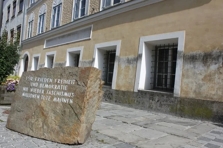 Kameni spomenik sa natpisom na njemačkom jeziku: "Za mir, slobodu i demokratiju, nikada više fašizam, milioni mrtvih da nas podsjete".