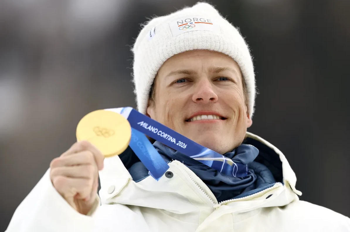 Sportista sa zlatnom olimpijskom medaljom i trakom Milano Cortina 2026