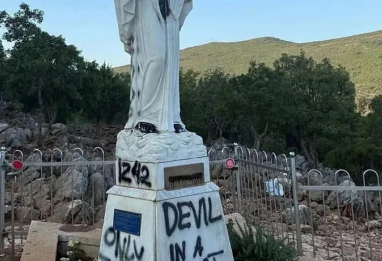 Oskrnavljena statua sa grafitima na bosanskom jeziku