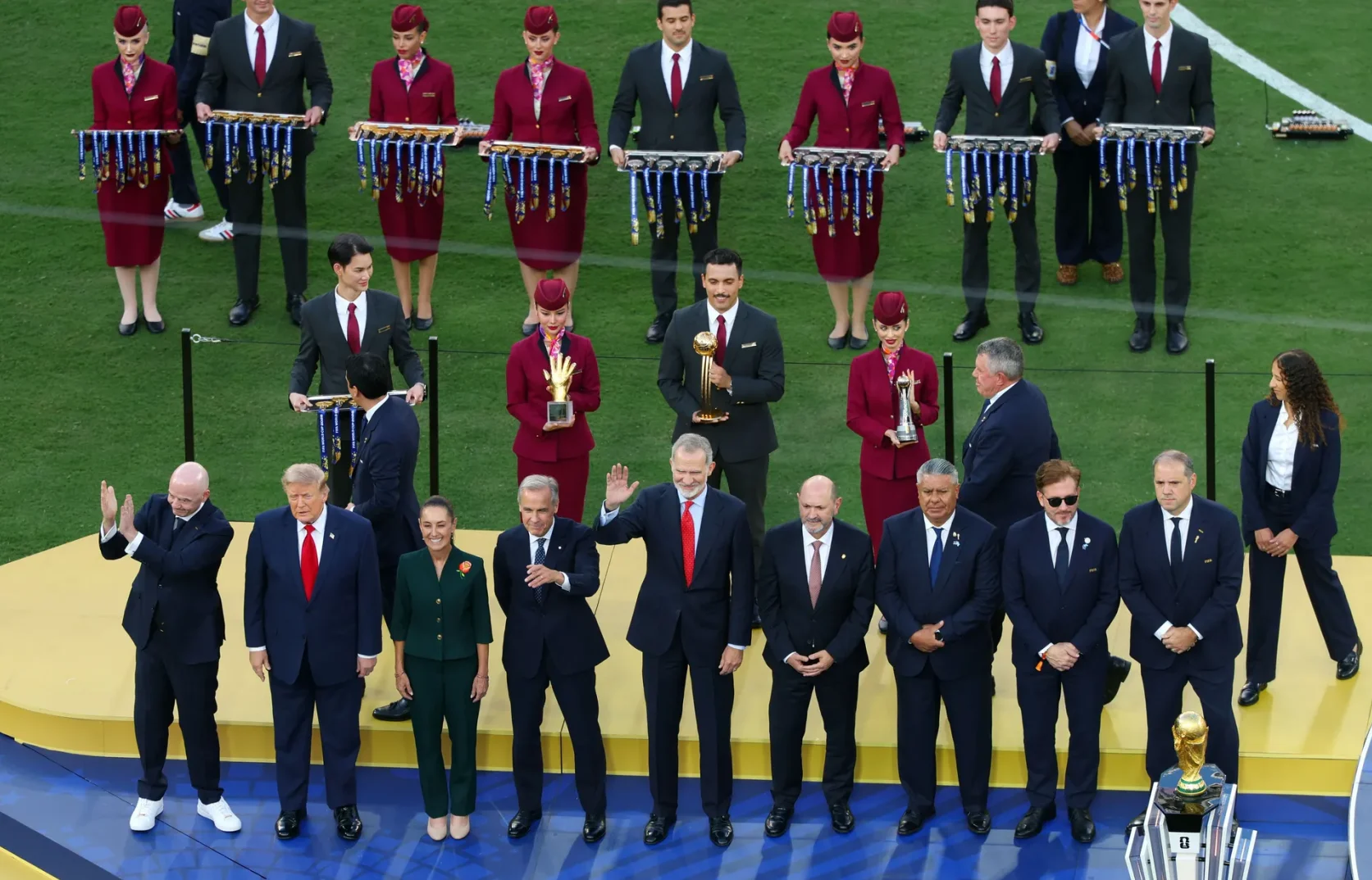 Predsjednik FIFA-e Gianni Infantino i bivši američki predsjednik Donald Trump stoje na bini sa zvaničnicima tokom ceremonije dodjele medalja na Svjetskom prvenstvu.
