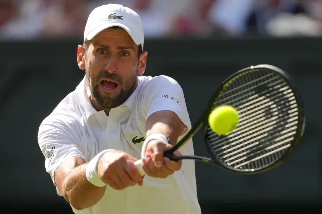 Teniser Novak Đoković udarajući forhend