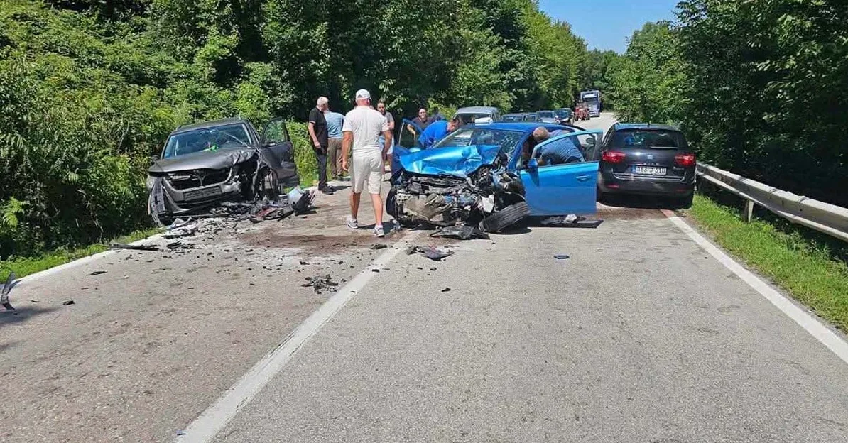 Teška saobraćajna nesreća sa više slupanih vozila na putu