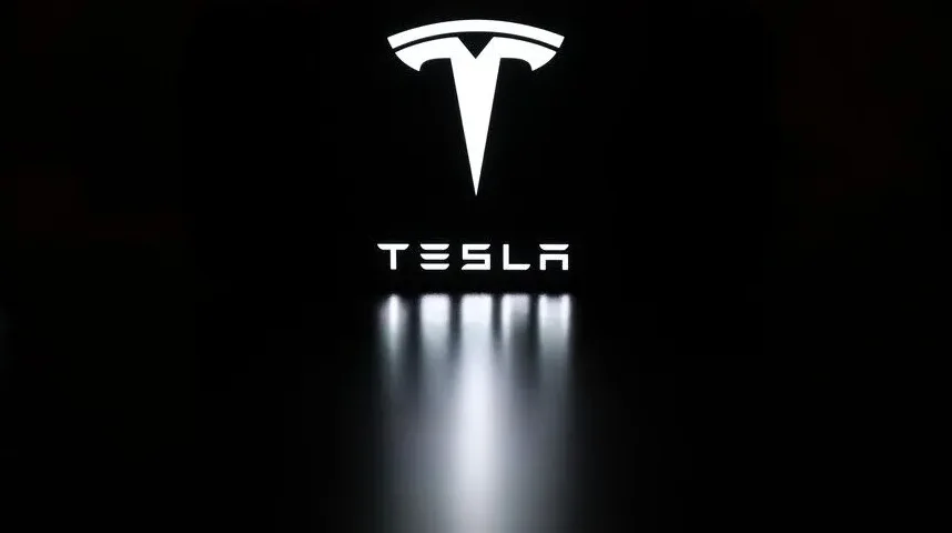 Tesla logo na crnoj pozadini