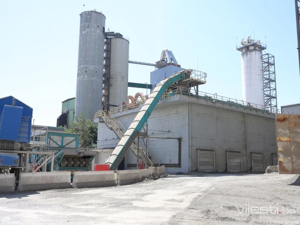 Fabrika cementa sa silosima i transporterima