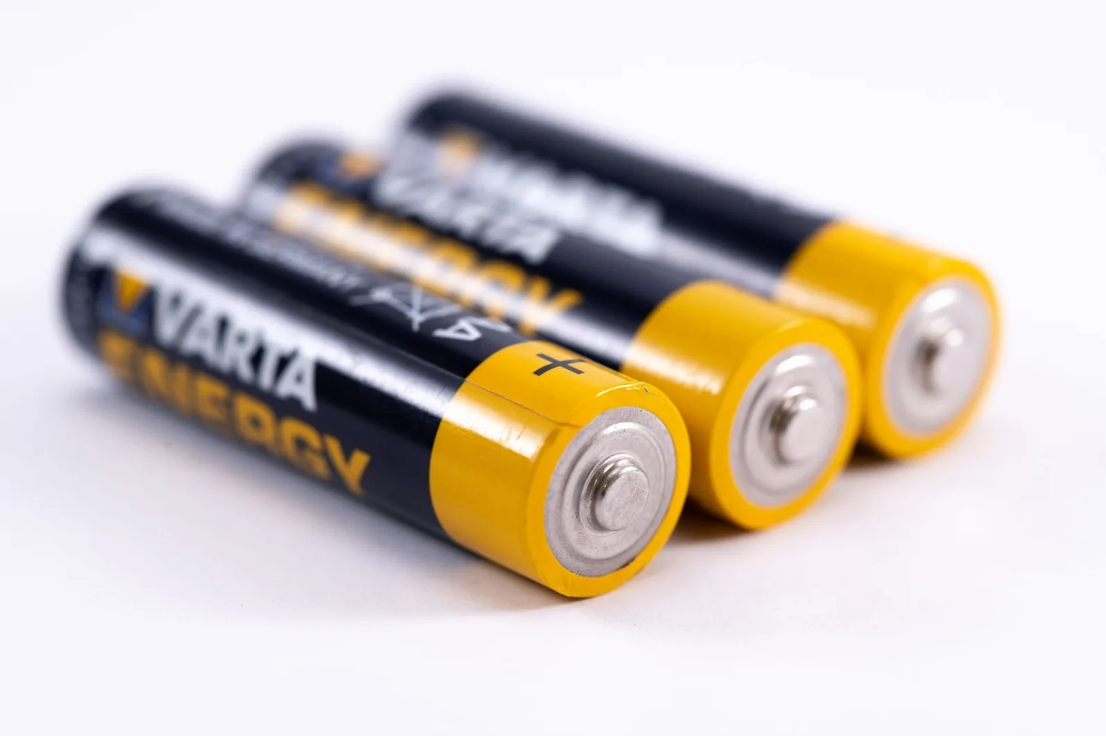Tri Varta Energy AA baterije postavljene paralelno, sa fokusom na prednjoj bateriji.