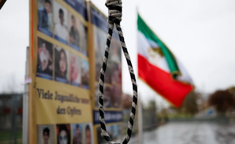 Vješala i iranska zastava na protestu