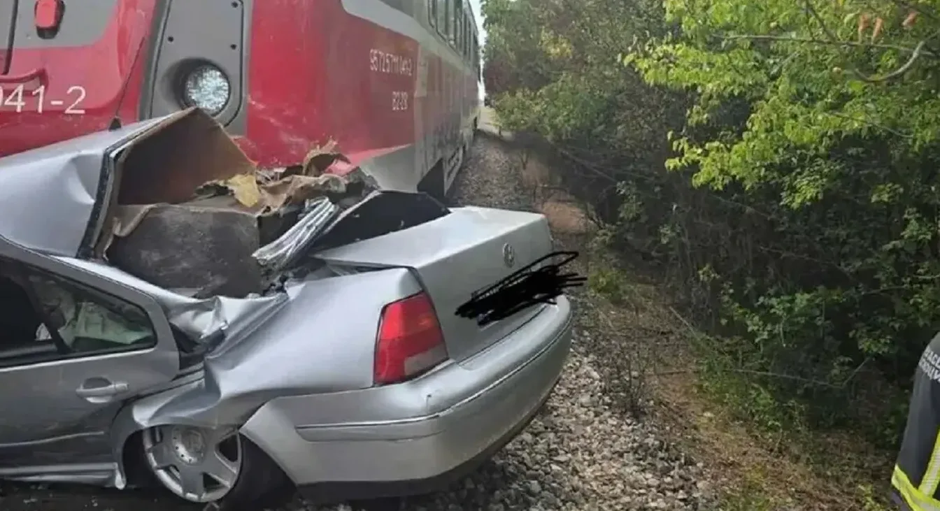 Teško oštećen automobil nakon što ga je udario voz na željezničkoj pruzi.