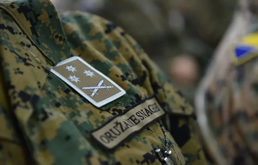 Krupni kadar vojne uniforme sa oznakama.