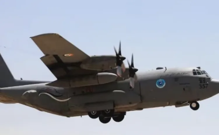 Sivi vojni transportni avion C-130 Hercules u letu.