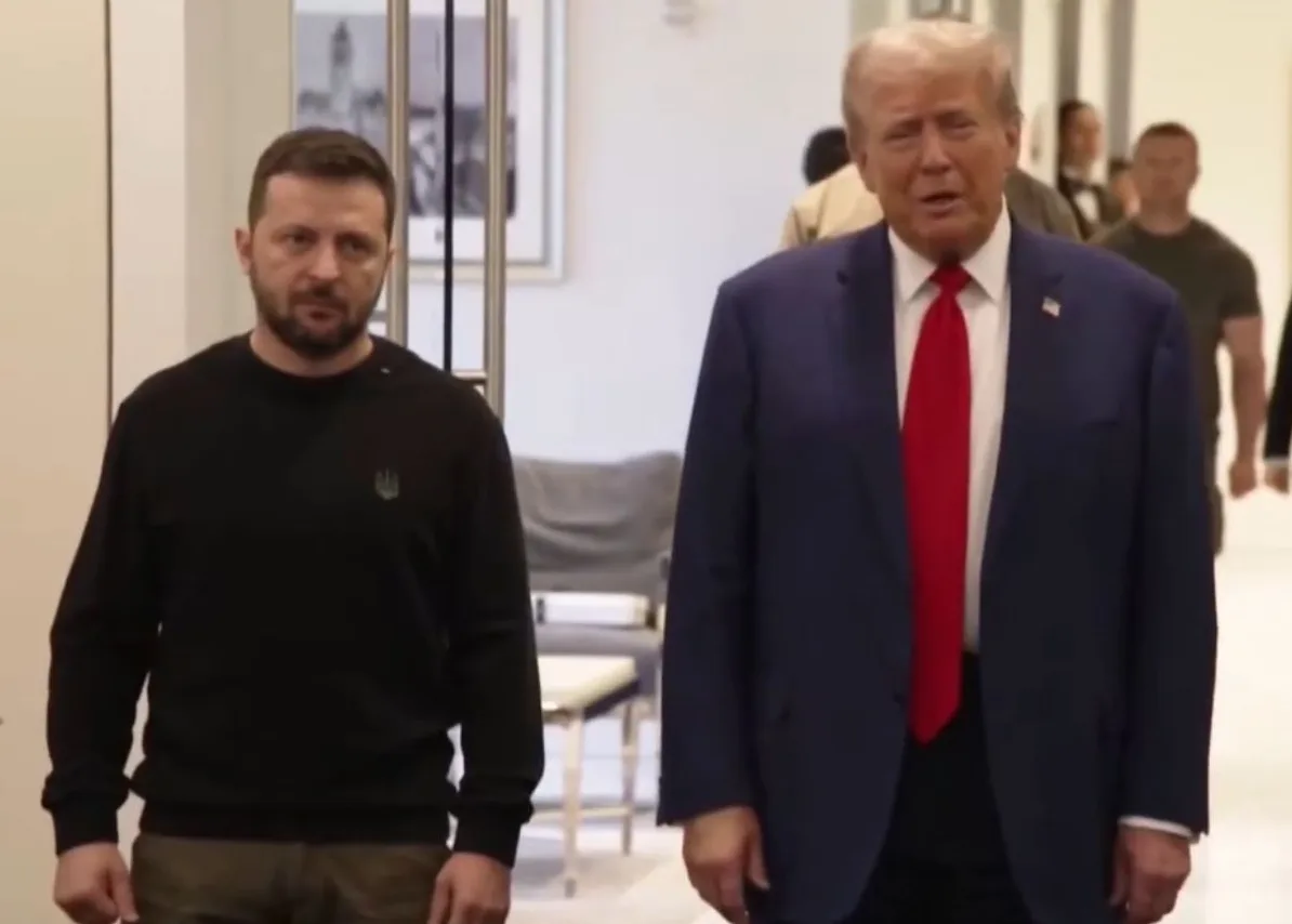 Volodimir Zelenski i Donald Tramp stoje jedan pored drugog.