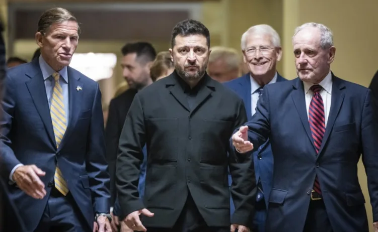 Ukrajinski predsjednik Volodimir Zelenski u pratnji američkih senatora u Kongresu.