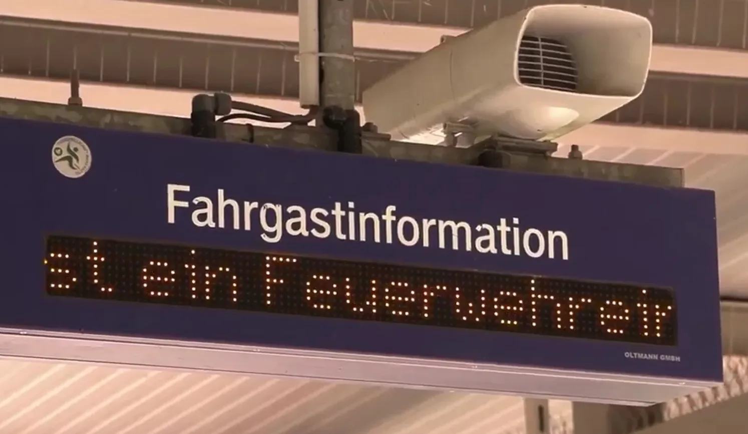 Elektronski displej na željezničkoj stanici sa natpisom "Fahrgastinformation" i "st ein Feuerwehr"