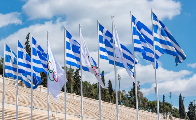 Zastava Grčke i olimpijske zastave ispred tribina