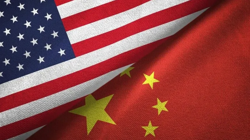 Zastave Sjedinjenih Američkih Država i Kine preklopljene