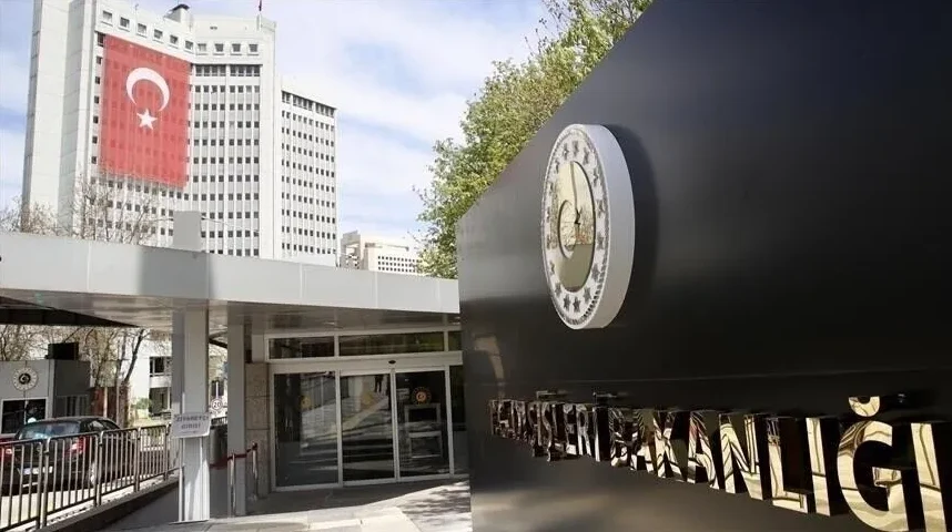 Vanjski izgled zgrade turskog ministarstva sa istaknutom turskom zastavom na pročelju.